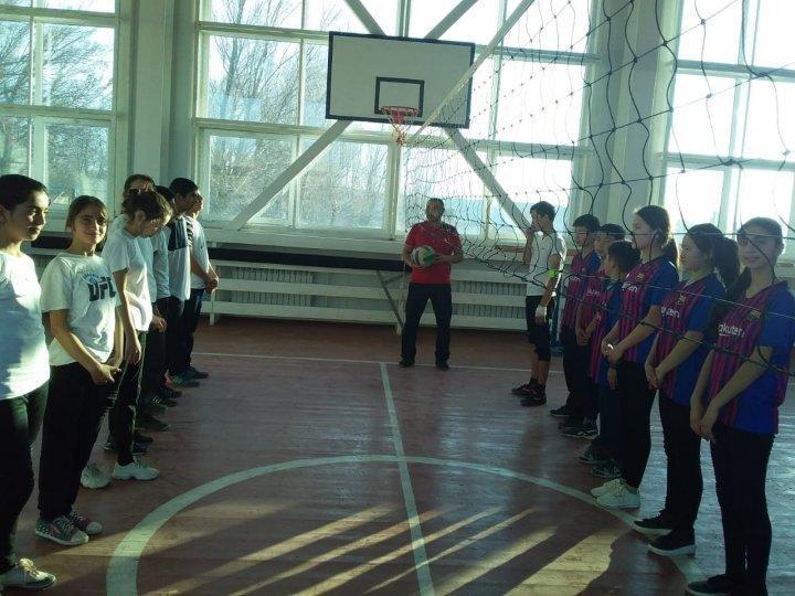  Арыстанды орта мектебінде «Тәуелсіздік-ел тірегі»атты іс-шара өтті. Іс-шара жоспарына сәйкес, мектеп оқушылары арасында волейболдан жарыс өткіздік.  Үздік деген командалар марапатталды. 