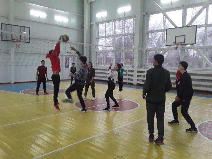 Арыстанды орта мектебінде 18 қаңтар күні 8-11 сынып оқушылары арасында"Денің сау болсын десең-шынық" атты волейбол жарысы өткізілді