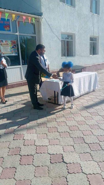 Арыстанды орта мектебінде алғашқы қоңырауға арналған  «Кел,балалар оқылық!» тақырыбында салтанатты жиын өткізілді.Салтанатты жиынға келген қонақтар 1 сынып оқушыларына   «Әліппе»  алғашқы оқулығын салтанатты түрде табыстады.