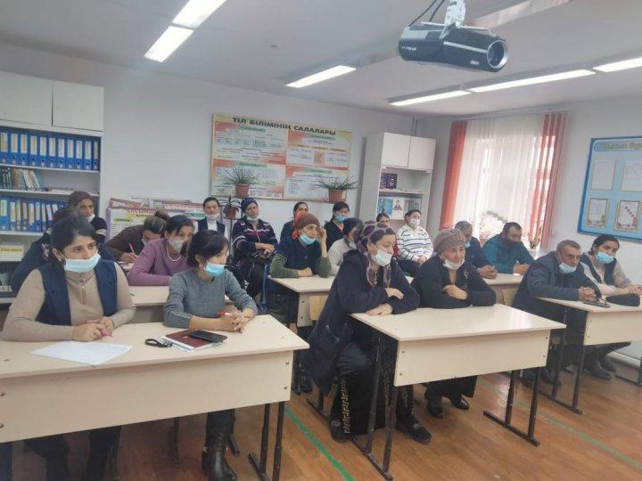 Сарысу аудандық ауруханасының эпидемиологы Сатыв Қанат мектепте ата-агналарға "П файзер"вакцинасын салдыру жөнінде түсіндіру жұмыстарын жүгізді