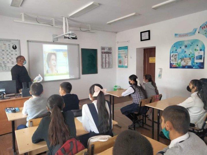 "Өзін-өзі тану:Сүйіспеншілік пен Шығармашылық педагогикасы" онкүндігі аясында өзін-өзі тану пәні мұғалімі А.Алиев  7 сынып оқушыларымен "Балаға жүрек жылуы" тақырыбында сынып сағатын өтті.